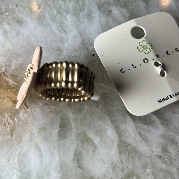 🌼 Clover Flower Ring in Creamy Pink, size adjustable, Floral Fairy - Picture 3 of 3